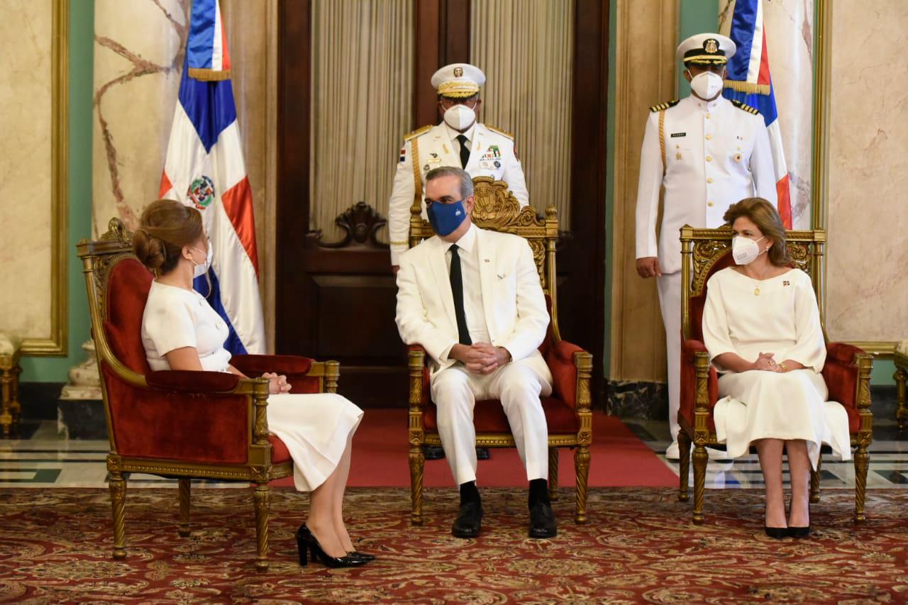 Yesim Kebapcioglu, embajadora de la República de Turquía, junto al presidente Luis Abinader y la vicepresidente Raquel Peña.