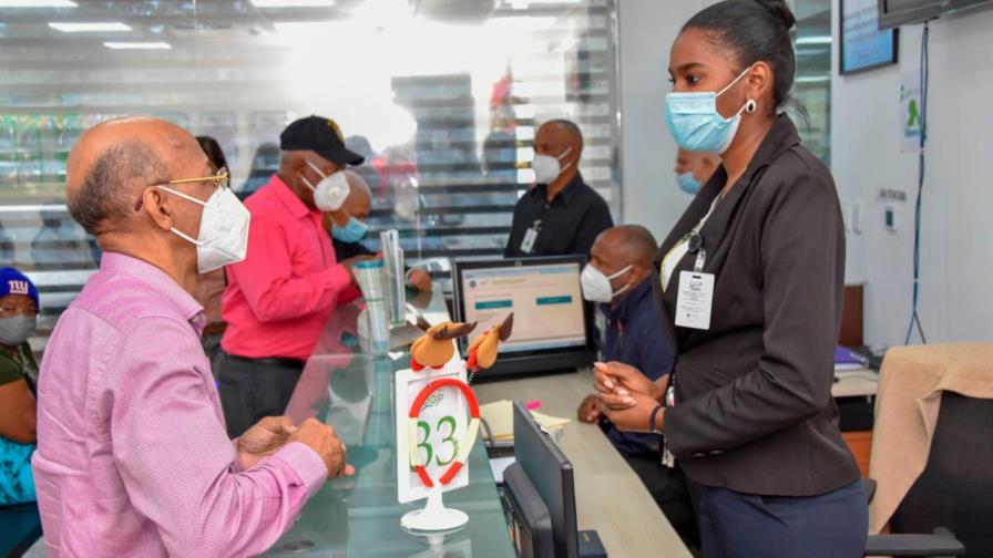 Gobierno inicia pago de doble sueldo a pensionados civiles y de la Policía Nacional Gobierno inicia pago de doble sueldo a pensionados civiles y de la Policía Nacional