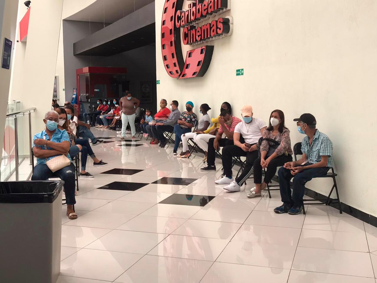 Personas esperando para tomarse la muestra PCR.
