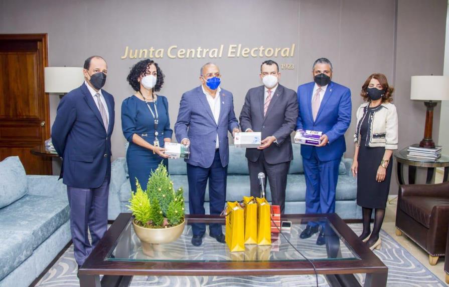 JCE dona un millón de guantes quirúrgicos al Ministerio de Salud Pública