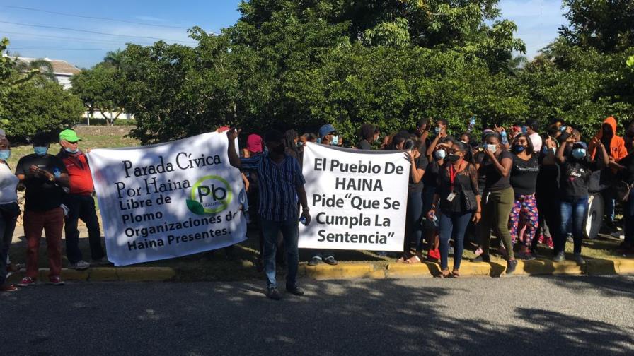 Comunitarios de Haina exigen ante Medio Ambiente cierre de recicladora de baterías