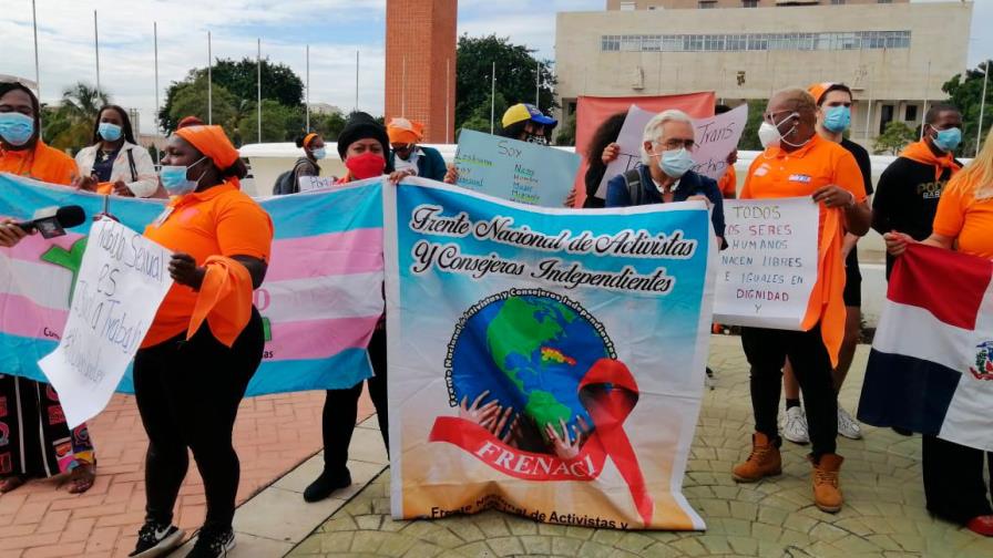 Realizan plantón frente al Congreso para que se apruebe proyecto de igualdad y no discriminación Realizan plantón frente al Congreso para que se apruebe proyecto de igualdad y no discriminación