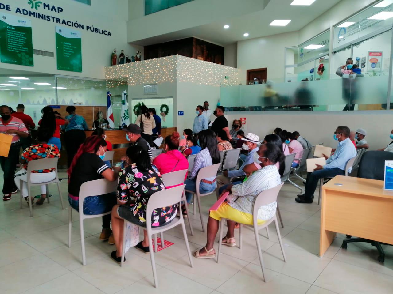 Ex empleados de varias instituciones asisten cada día al Map para gestionar sus prestaciones laborales.