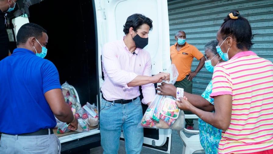 Fundación Raymond Rodríguez y Movimiento Sub25 entregan raciones navideñas 