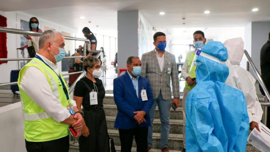 Director de Migración busca resolver cuello de botella que se forma en el AILA en la noche Director de Migración busca resolver cuello de botella que se forma en el AILA en la noche