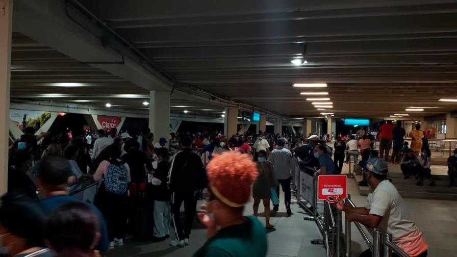 Solo una persona debe ir a buscar familiares a los aeropuertos