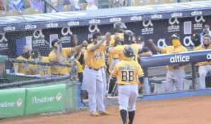 Las Águilas vencen al Escogido y aseguran jugar para .500