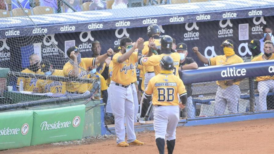 Las Águilas vencen al Escogido y aseguran jugar para .500