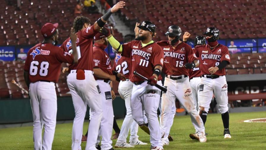 Gigantes pegan cuatro jonrones en triunfo 10-1 sobre los Toros