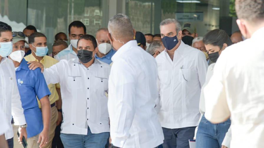 Entre violación de medida sanitaria y demanda de empleos, Abinader entrega centros de salud en Bonao Entre violación de medida sanitaria y demanda de empleos, Abinader entrega centros de salud en Bonao