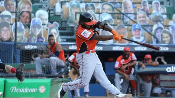 Yamaico Navarro comanda a los bateadores en la pelota invernal