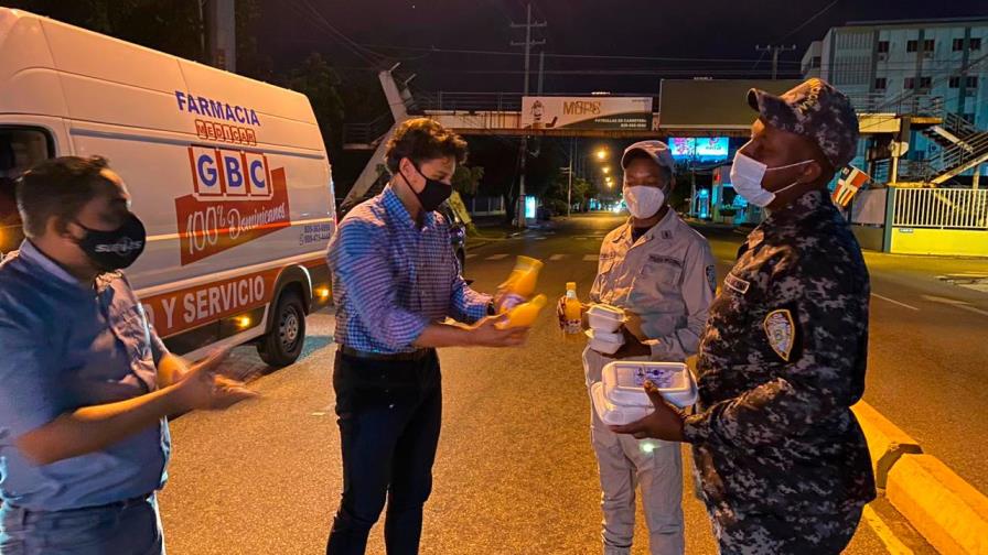 Asisten con alimentos a policías y militares que trabajan en toque de queda
Fundación Raymond Rodríguez y Sub25 distribuyen miles de raciones navideñas a familias de escasos recursos en diversos sectores del DN Asisten con alimentos a policías y militares que trabajan en toque de queda
Fundación Raymond Rodríguez y Sub25 distribuyen miles de raciones navideñas a familias de escasos recursos en diversos sectores del DN