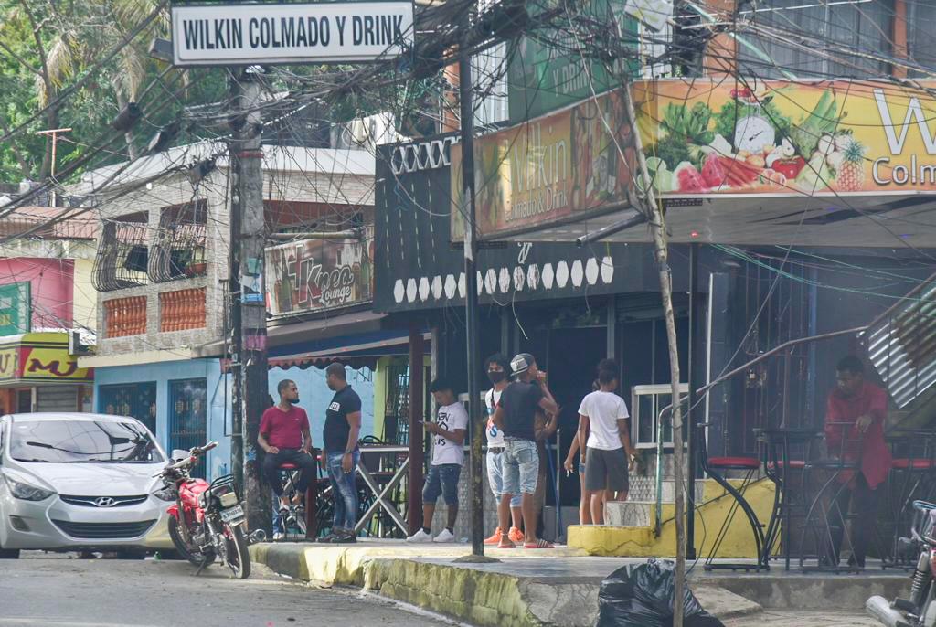 Personas a las afueras de un negocio de venta de bebidas alcohólicas la mañana de este 25 de diciembre de 2020.