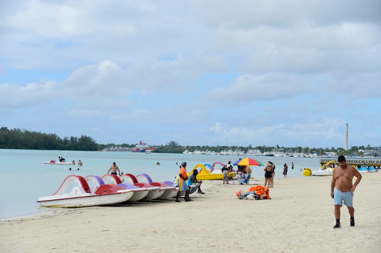Turistas en playa de Boca Chica.