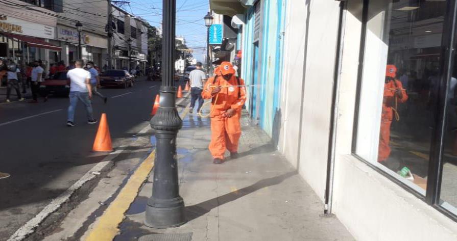Realizan jornada de fumigación y limpieza en Santiago tras fiestas de Navidad