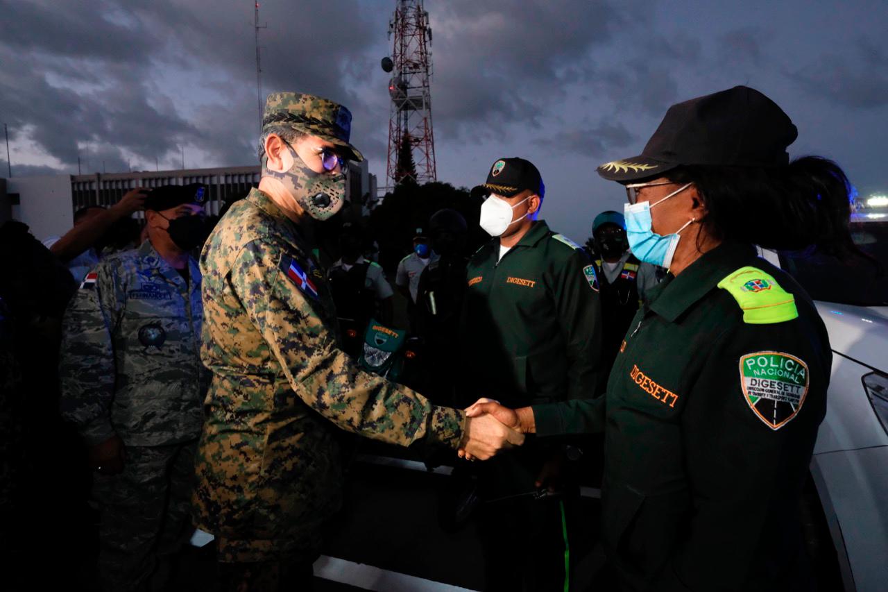 Ministro de Defensa y director de la Policía Nacional explican operativo para hacer cumplir toque de queda