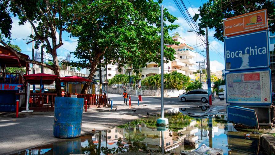 Camareros y guías turísticos de Boca Chica demandan el arreglo de la vía principal de acceso a la playa