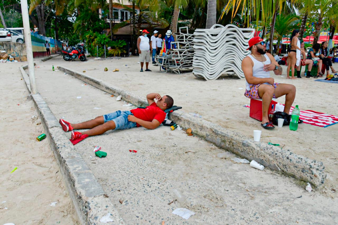 Visitantes tomando el sol en la playa. 