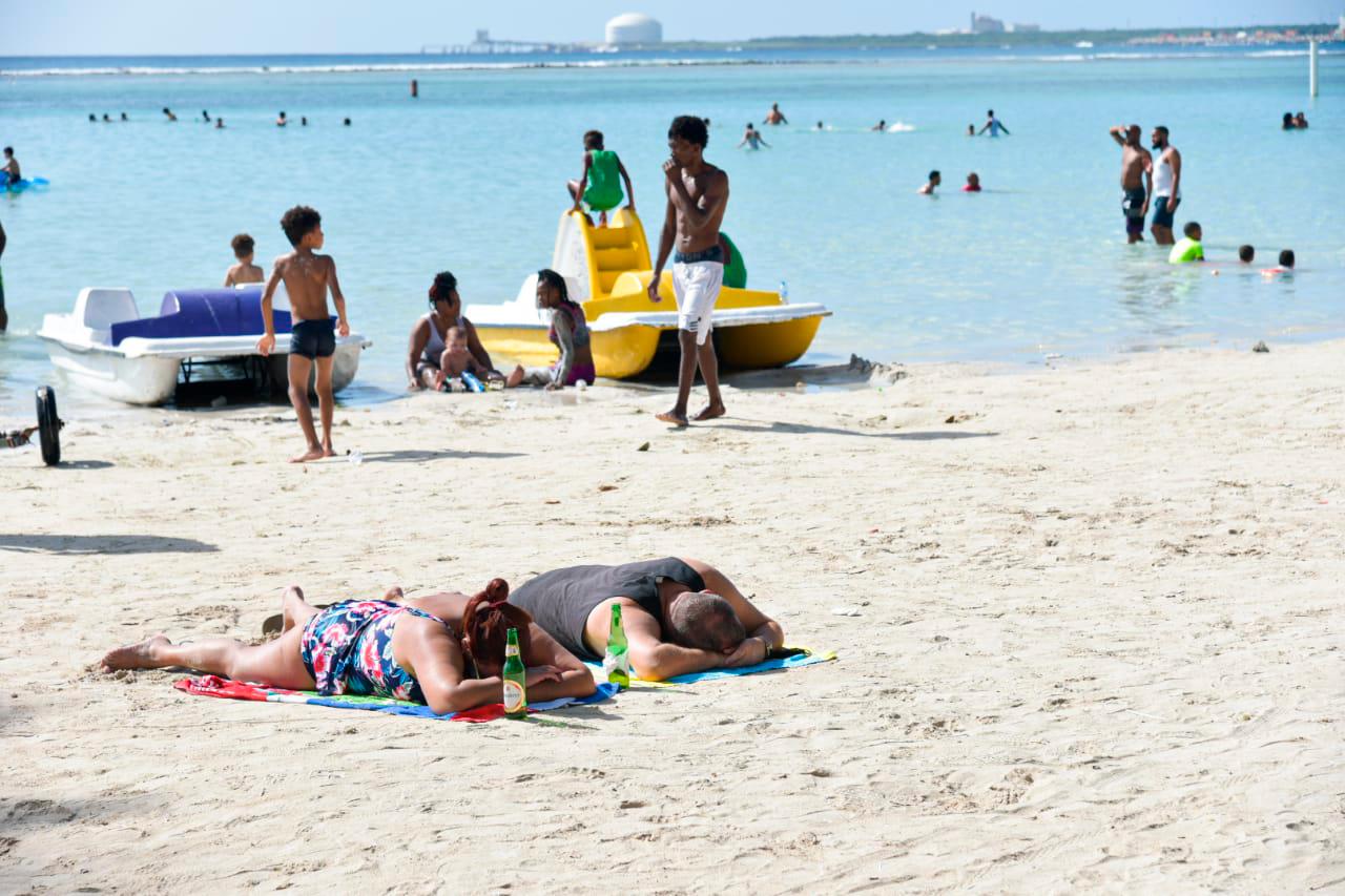 Personas disfrutando del sol. 