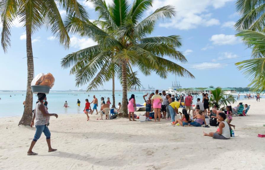 Dominicanos le dan la bienvenida al Año Nuevo en la playa de Boca Chica