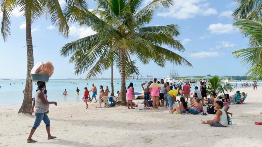 Dominicanos le dan la bienvenida al Año Nuevo en la playa de Boca Chica