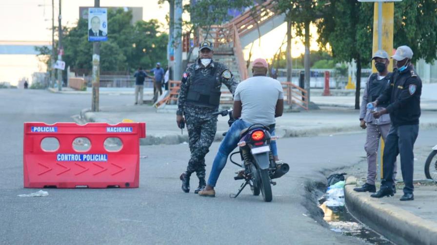 Policía deja sin funciones a coronel que dijo apresaría periodistas durante el toque de queda