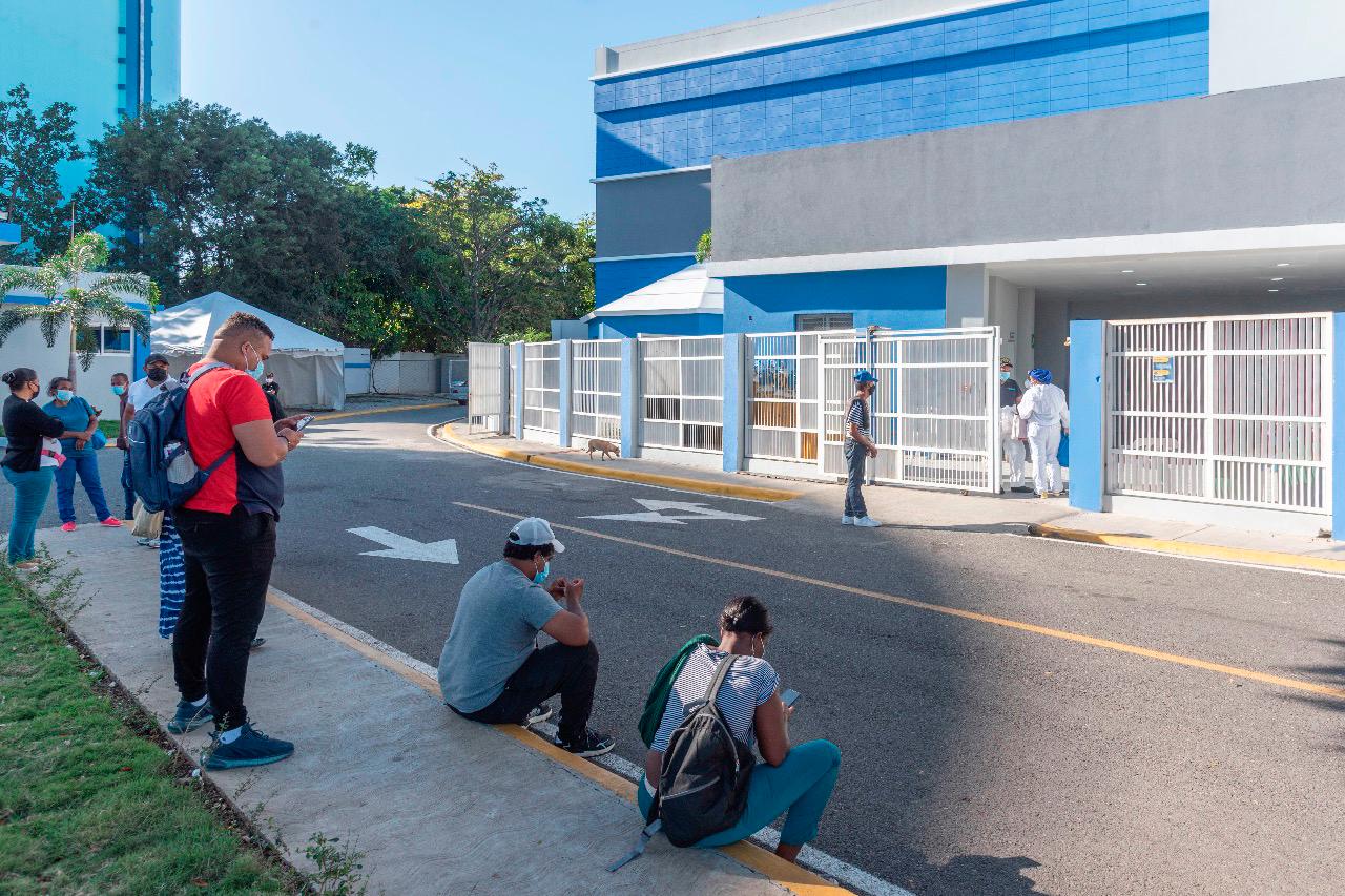 Desde tempranas horas familiares de pacientes COVID-19 esperan por noticias.