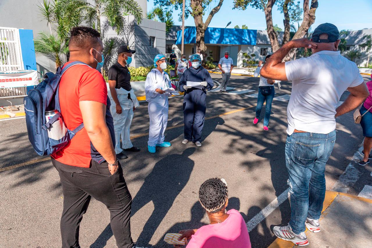 Personal médico ofrece información a familiares de pacientes con COVID-19 en el hospital Moscoso Puello.