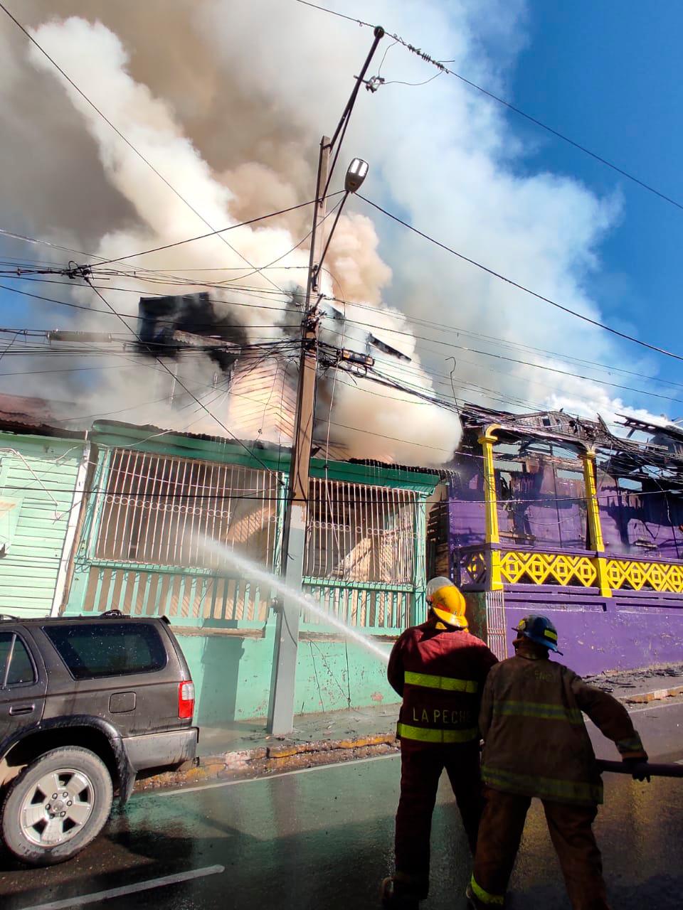 Un incendio destruyó la mañana de este martes dos viviendas de estilo victoriano en la intersección que forman las calles Beller y la R.C. Tolentino, en el Centro Histórico de Santiago