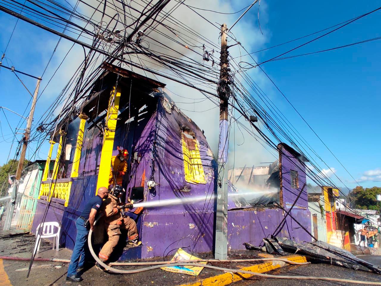 Un incendio destruyó la mañana de este martes dos viviendas de estilo victoriano en la intersección que forman las calles Beller y la R.C. Tolentino, en el Centro Histórico de Santiago