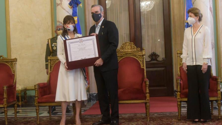 Presidente Abinader otorga la Orden al mérito de Duarte, Sánchez y Mella a embajadora de EE.UU.