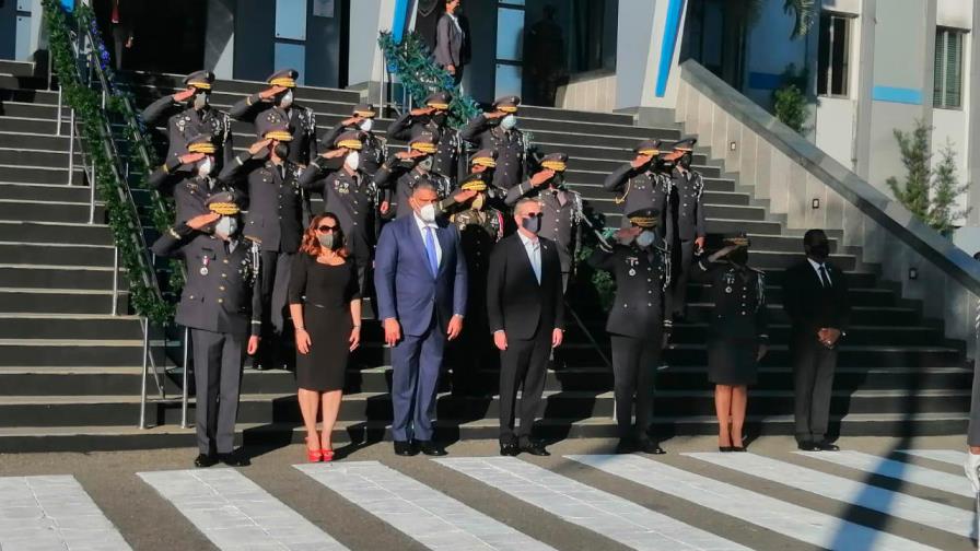 Luis Abinader se encuentra en la sede de la Policía Nacional para tratar reforma a la institución Luis Abinader se encuentra en la sede de la Policía Nacional para tratar reforma a la institución