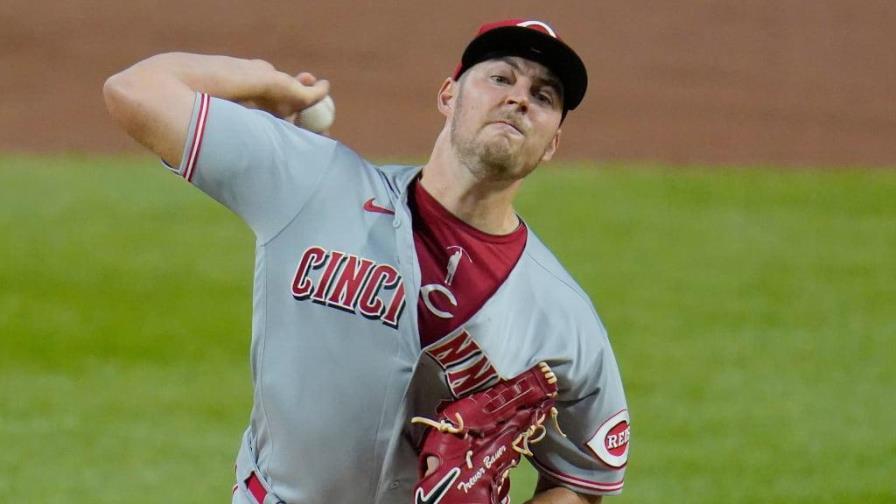 Agente libre Trevor Bauer habla del cambio de Lindor y Carrasco, con la gorra de Mets puesta