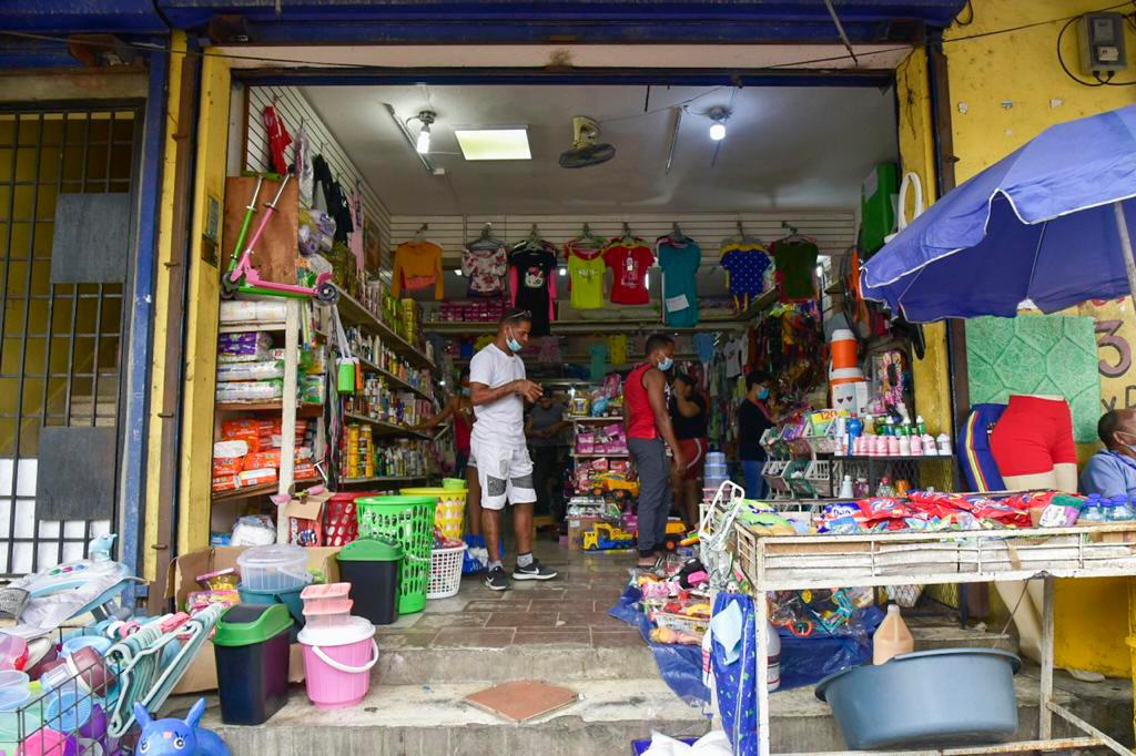 Las tiendas permanecen abiertas pasadas las once de la mañana