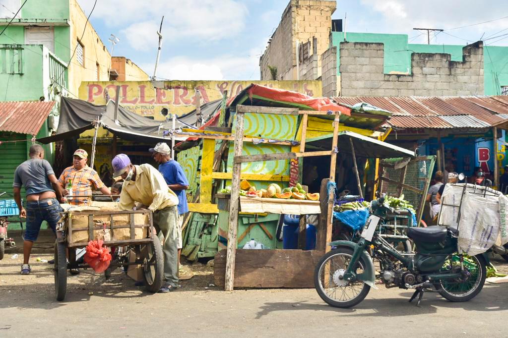 Puestos informales venden alimentos al aire libre