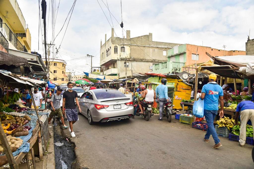 Los peatones caminan por la calles ante la ocupación de las aceras por parte de los vendedores ambulantes