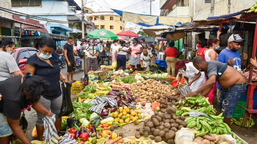 Aglomeración y prisa en el mercado de Los Guandules por el toque de queda