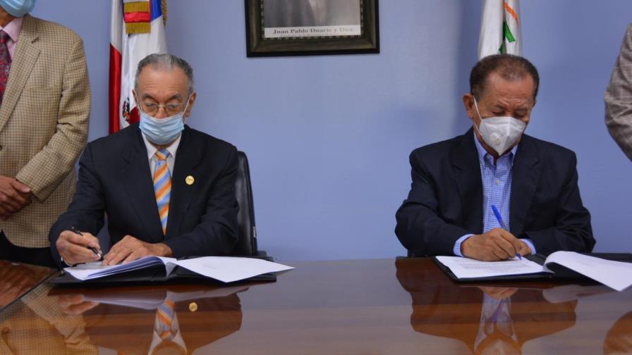 Firman acuerdo para industrializar la madera de coco y el bamb