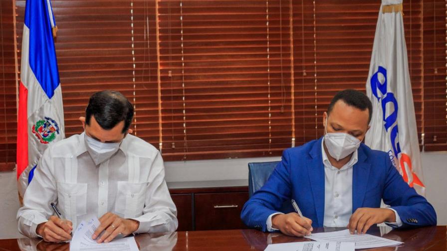 Empresas firman acuerdo para instalar estaciones de carga de vehículos eléctricos