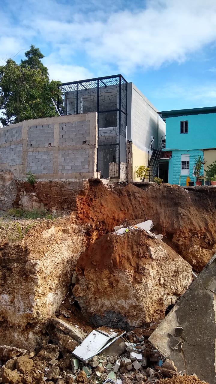Se derrumba patio de una casa por construcción de hotel en la Zona Colonial 
