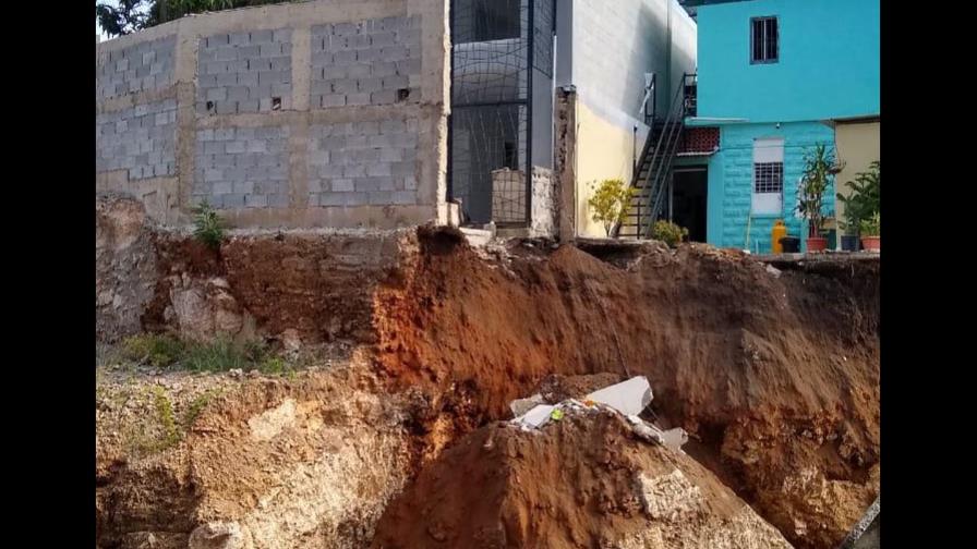 Se derrumba patio de una casa por construcción de hotel en la Zona Colonial 