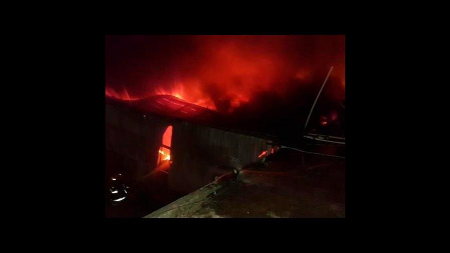 Fuego afecta fábrica de papel en Villa Juana, 26 unidades de bomberos lo combaten