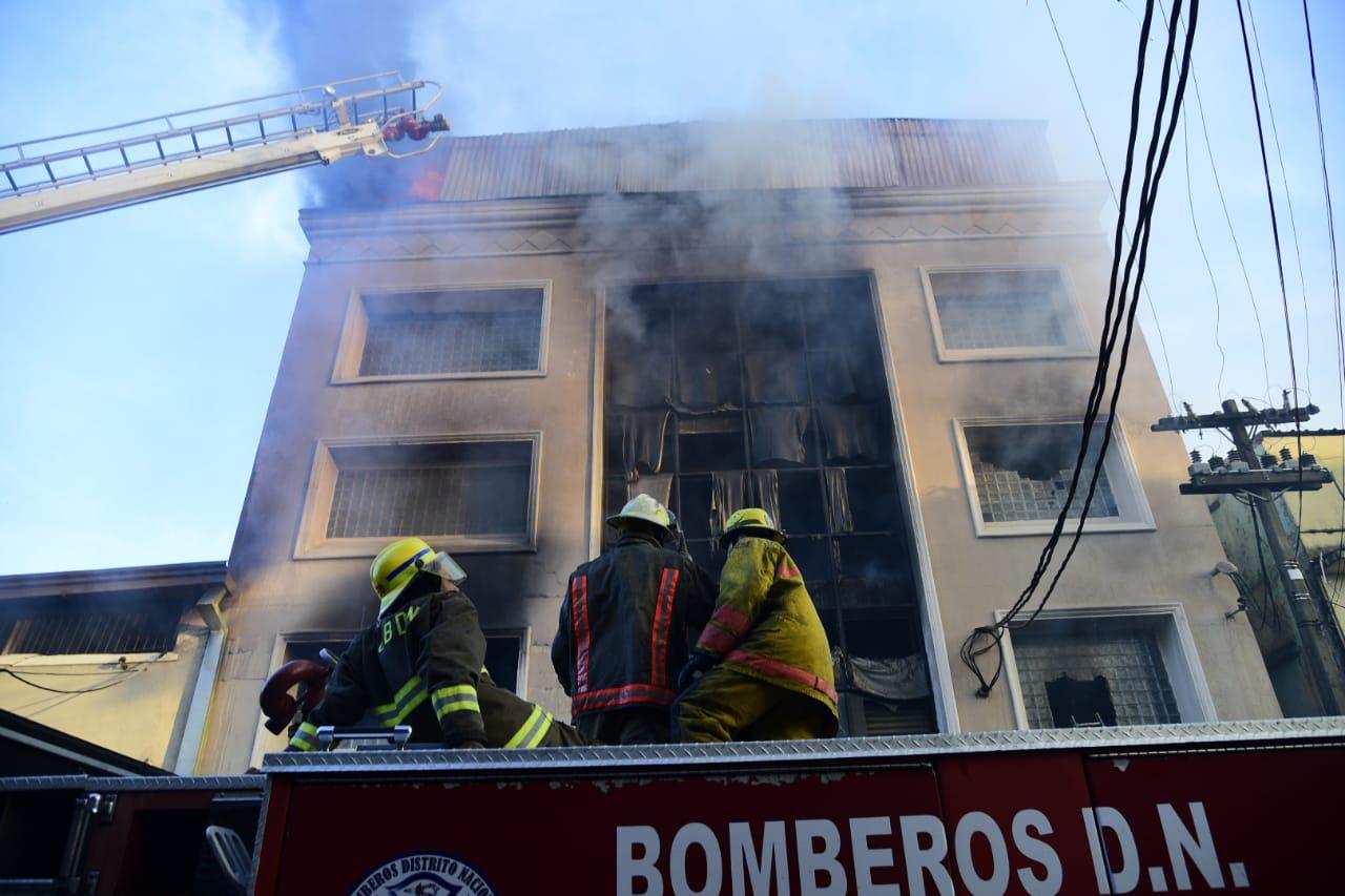 Efectivos del Cuerpo de Bomberos del Distrito Nacional combatieron el fuego en una fábrica de papel ubicada en Villa Juana (Eddy Vittini)