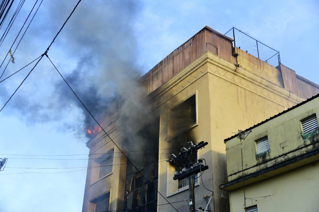 Estructura consumida por el fuego en una fábrica de papel ubicada en Villa Juana (Eddy Vittini)