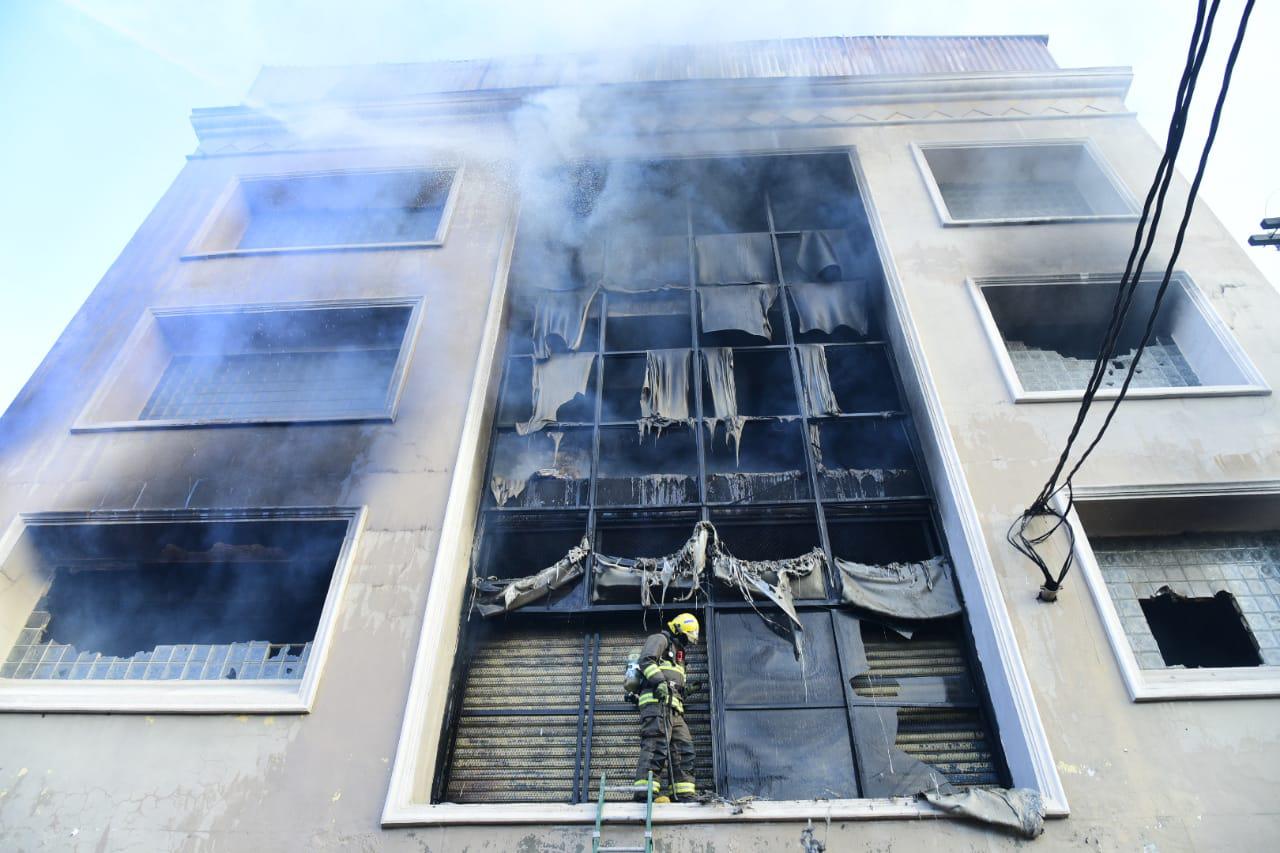 Villa Juana amaneció entre humo, fuego y sirenas