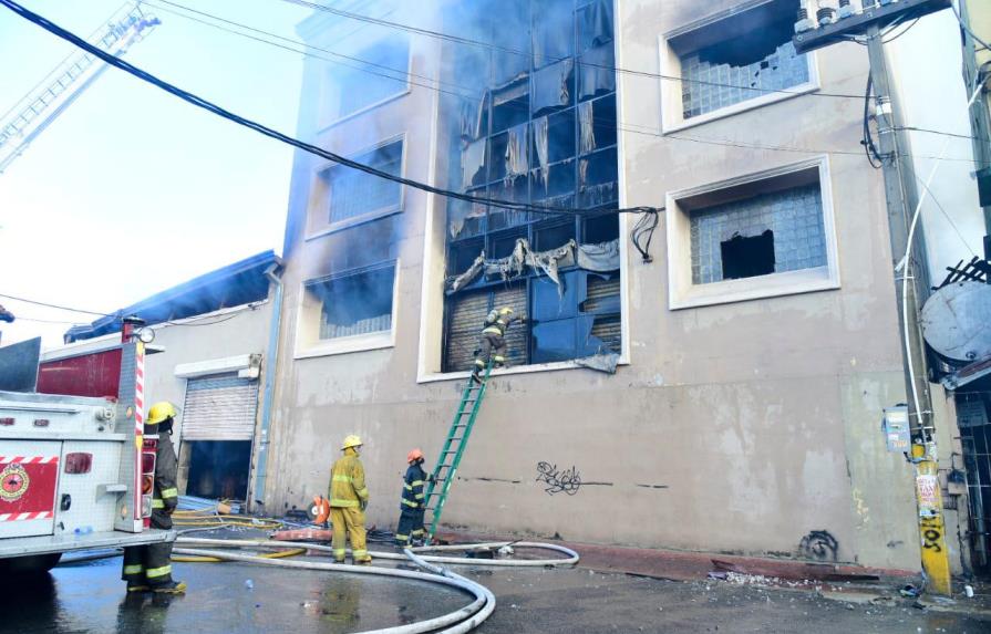 Incendio de gran magnitud consume fábrica de papel en Villa Juana 