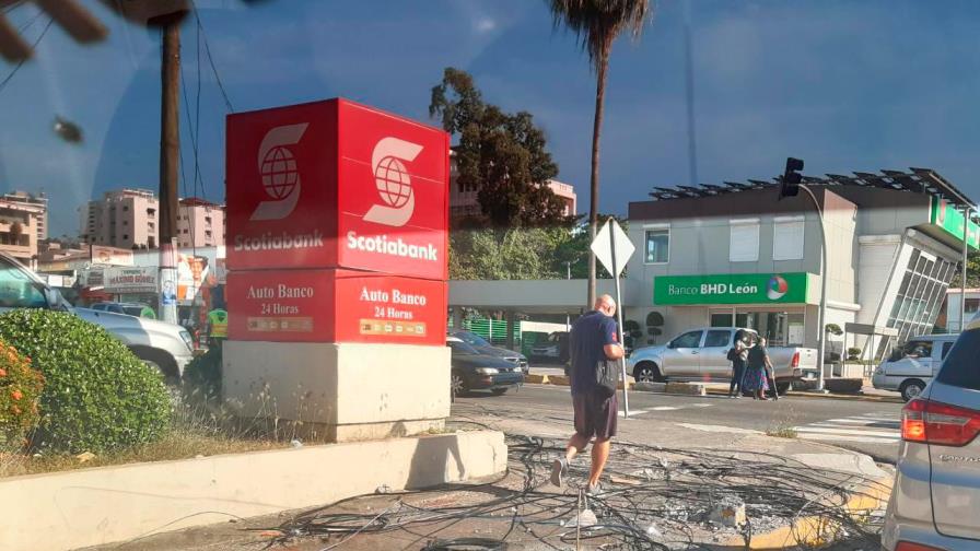 Cables siguen en el suelo tras una semana de accidente en avenida Máximo Gómez