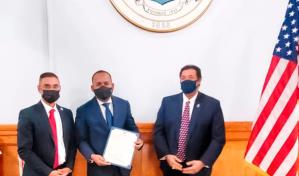 Declaran como "huésped distinguido" al director del Departamento Aeroportuario en Lawrence