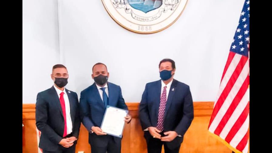 Declaran como “huésped distinguido” al director del Departamento Aeroportuario en Lawrence Declaran como “huésped distinguido” al director del Departamento Aeroportuario en Lawrence