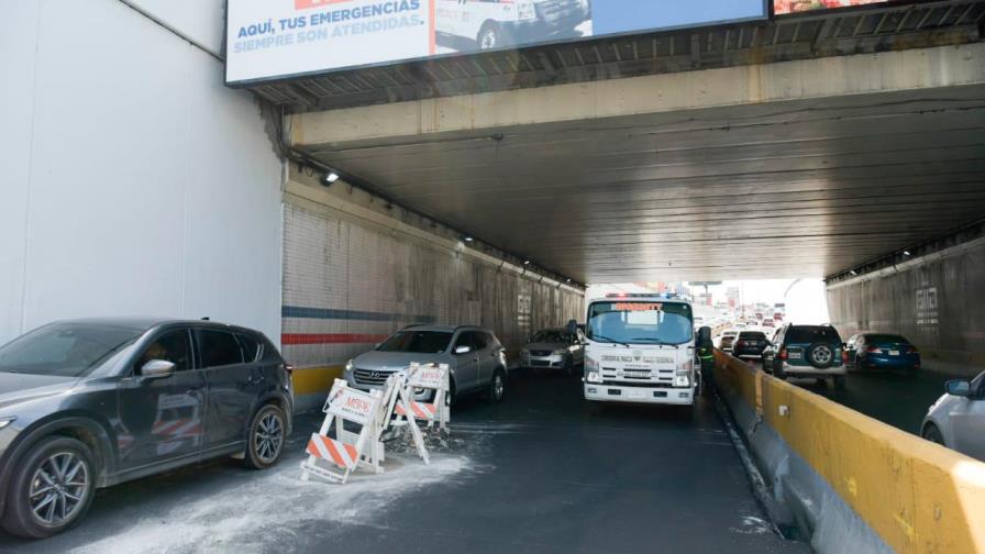 Chocan 5 vehículos en paso a desnivel de la 27 por montículo de asfalto